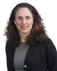 headshot photo of Holly Lennihan